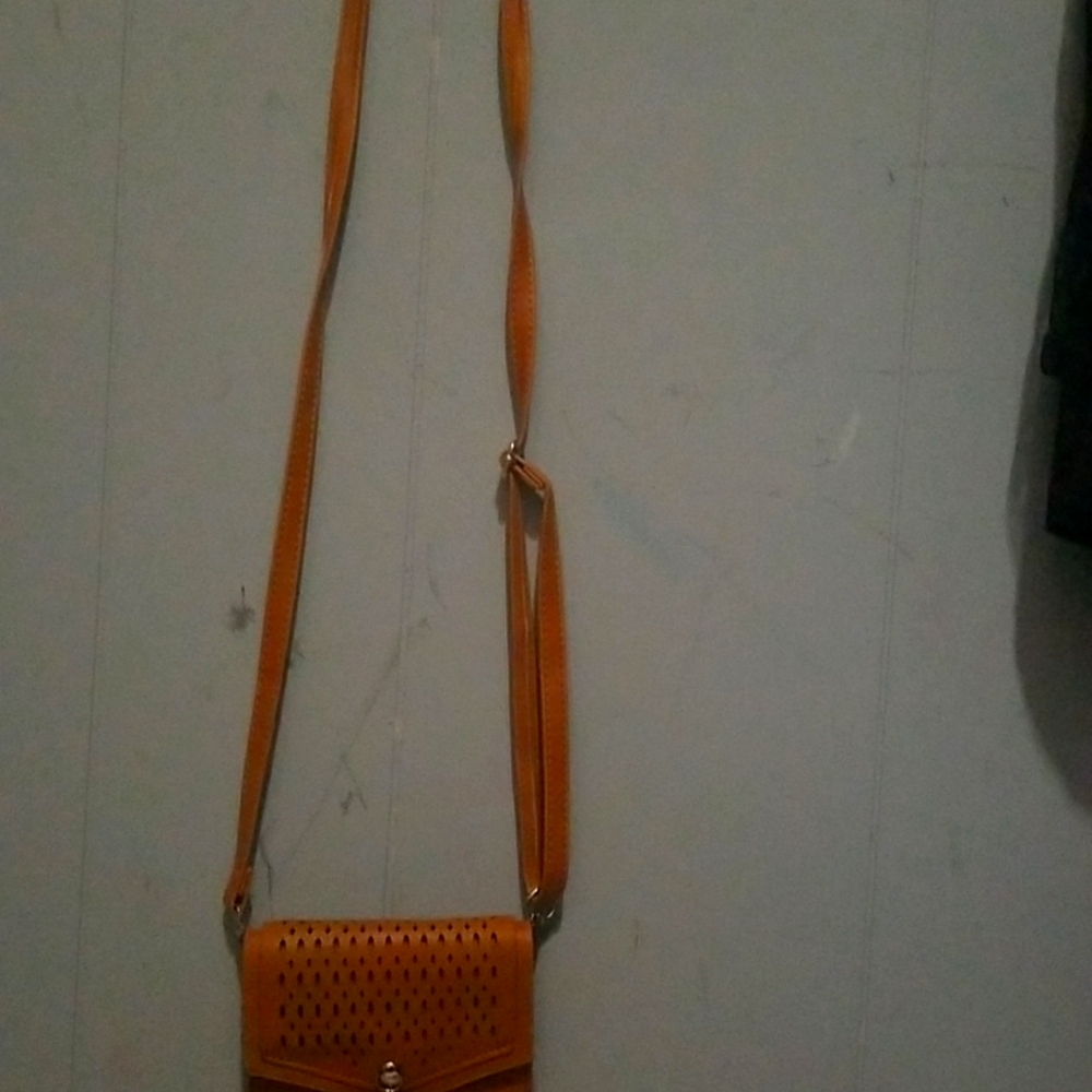 I'm am selling a very cute purse it have